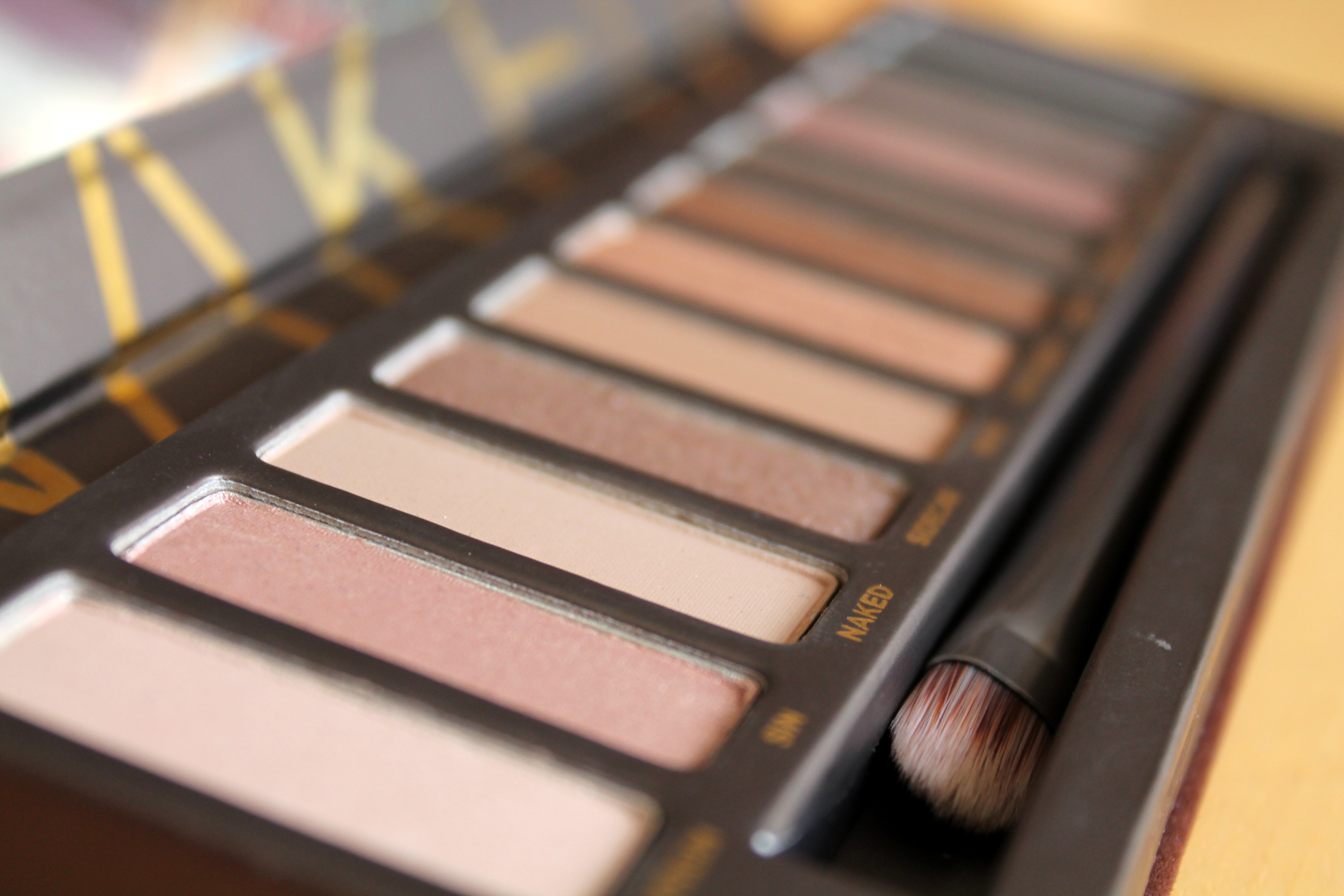Review: The Naked Palette (Urban Decay) .